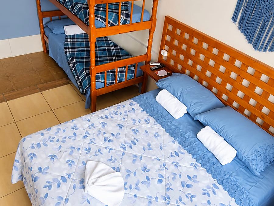 Dormitório da Casa 02 com cama de casal e beliche