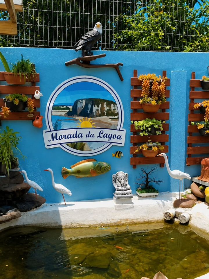 Laguinho da Morada, com o jardim e o selo da pousada