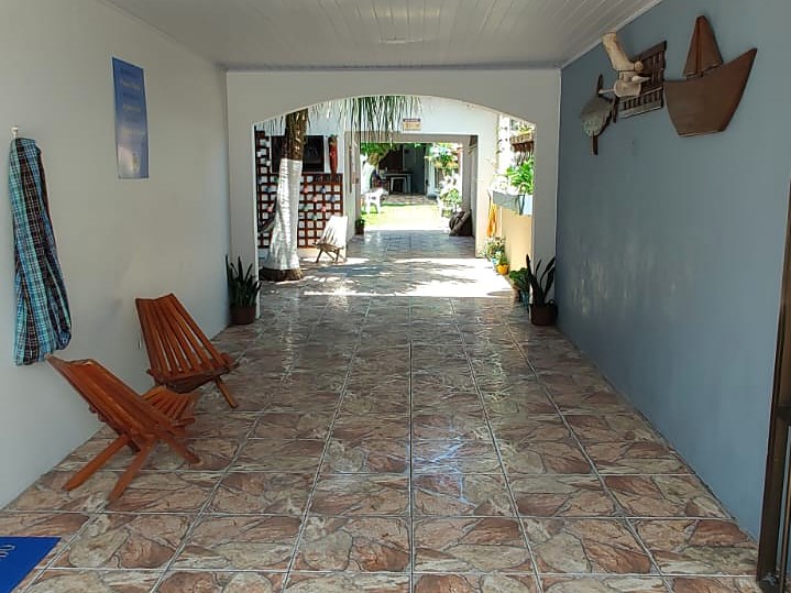 A entrada da Morada da Lagoa — O corredor coberto que leva do portão ao pátio
